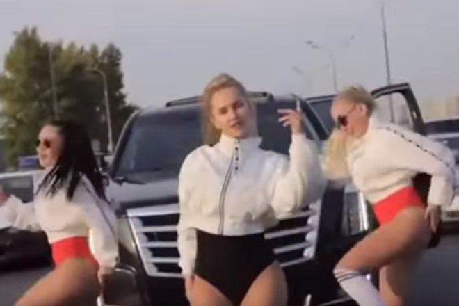 #video Žena ruskega uradnika ustavila promet, da je posnela videospot