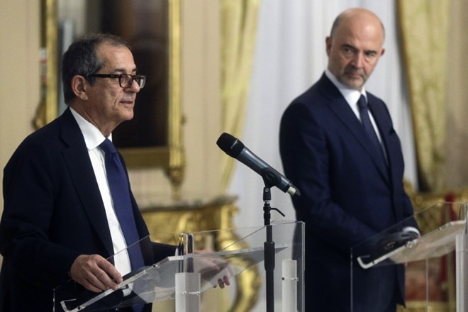 Italijanski finančni minister Giovanni Tria (levo) je moral evropskemu komisarju  za gospodarstvo in finance Pierru...