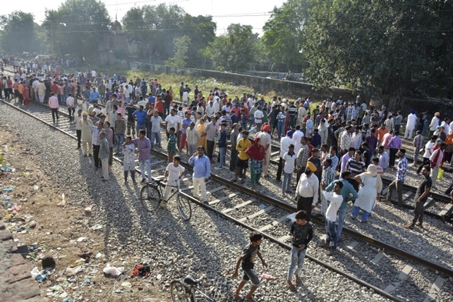 Število mrtvih v nesreči vlaka v Indiji narašča, oblasti začele preiskavo