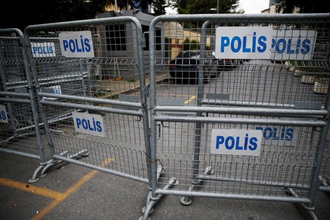 Policijska pregrada pred vstopom v Savdski konzulat v Istanbulu, kjer so nazadnje videli živega novinarja.