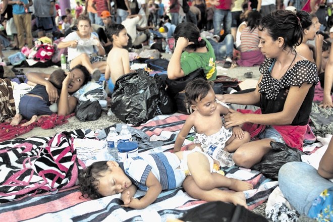 Na  begu pred revščino v  Hondurasu so številni migranti  konec tedna preživeli na osrednjem trgu mehiškega obmejnega mesta...