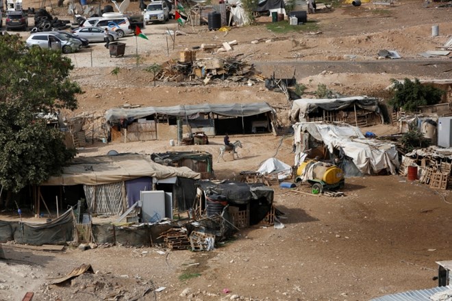 Izraelski premier Benjamin Netanjahu je prestavil rušenje palestinske beduinske vasi na Zahodnem bregu.