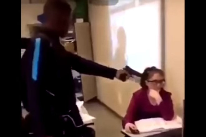#video V Franciji dijak učiteljici grozil z lažno pištolo 