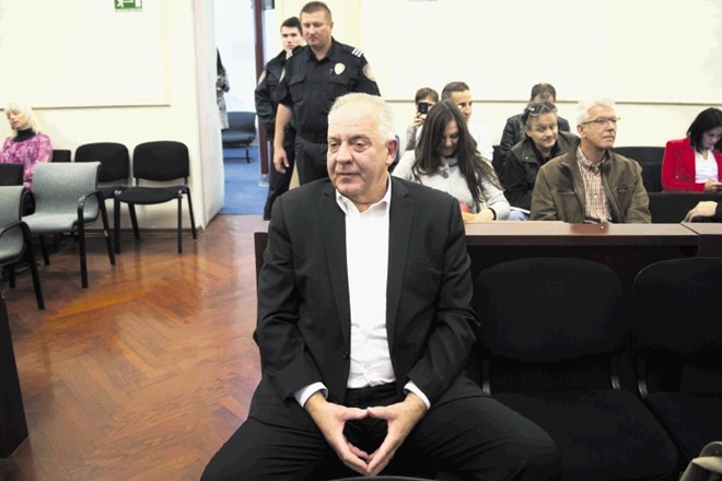 Nekdanji hrvaški premier Ivo Sanader v sodni dvorani v Zagrebu med ponedeljkovim izrekom dvojne sodbe