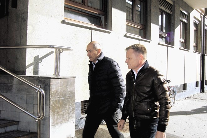 Janez Janša (levo) in njegov odvetnik Franci Matoz sta se strinjala, da predsedniku SDS ne sodi  strankarska kolegica, z...