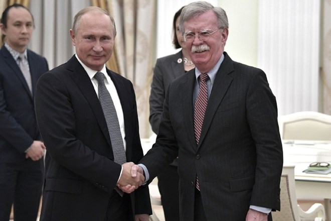 Ruski predsednik Vladimir Putin (levo) in Trumpov svetovalec za nacionalno varnost John Bolton (desno).