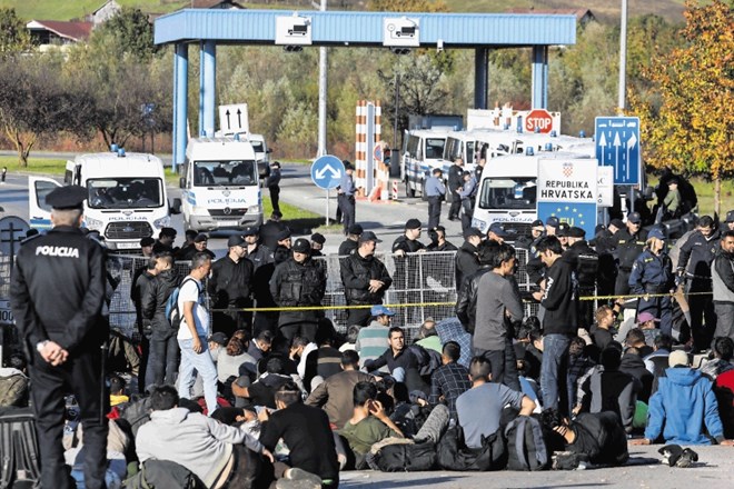 Bosanski in hrvaški policisti nadzirajo migrante na mejnem prehodu Maljevac - Velika Kladuša, ki je že sicer znan po dolgih...