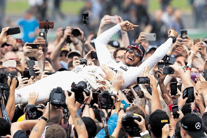 Lewis Hamilton potrebuje le še pet točk, da bo lahko začel slaviti naslov svetovnega prvaka.