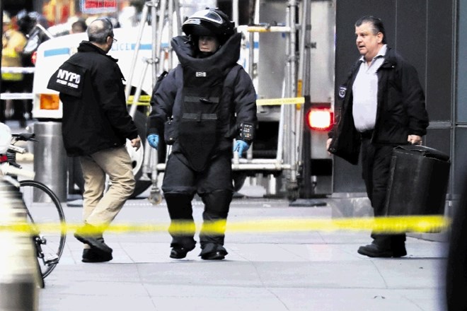 Pripadnik oddelka za protibombno zaščito newyorške policije pred centrom Time Warner na Manhattnu, kjer ima prostore...