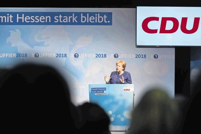 Kanclerka Angela Merkel je kar štirikrat prišla na volilna zborovanja hessenske CDU, vendar po anketah sodeč ni prepričala...