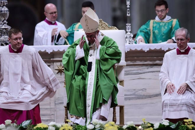 Papež Frančišek je danes vodil sveto mašo v vatikanski baziliki Sv. petra ob zaključku  sinode.