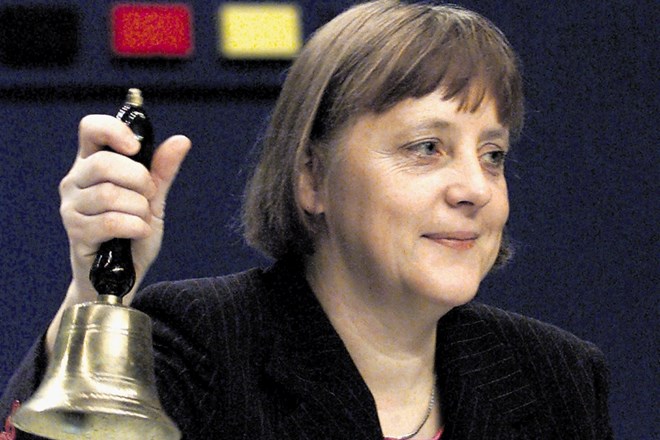 Angela Merkel je vodenje stranke prevzela 10. aprila 2000 na konvenciji krščanskih demokratov v Essnu in se obdržala več kot...