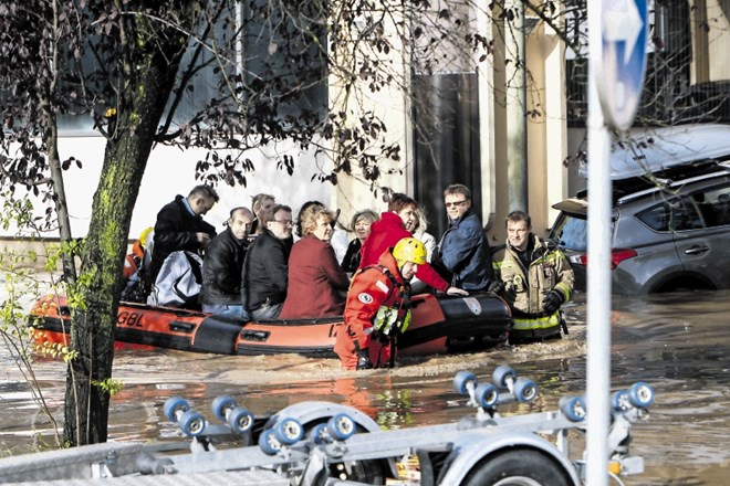 Reševanje stanovalcev ob Tržaški cesti ob poplavah leta 2014.
