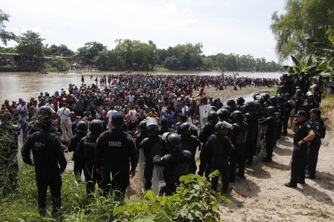 Migranti na poti v ZDA med prečkanjem reke Suchiate na meji med Mehiko in Gvatemalo.