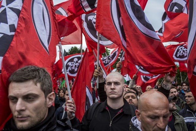 Povorka neofašistične skupina CasaPound po goriških ulicah maja 2015.