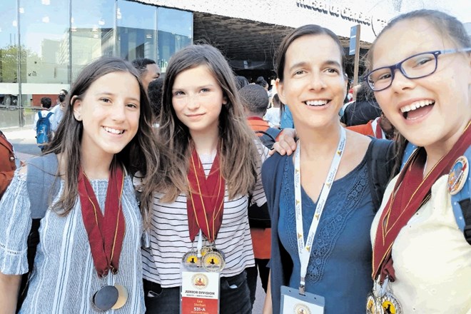 Iz Barcelone so se dekleta vrnila s  kupom medalj okrog vratu. Na fotografiji z leve Maja Kmetec, Lea Šterban, mentorica Lea...