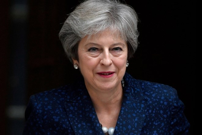 Britanska premierka Theresa May bi naj od Bruslja dobila zagotovila, da bo lahko po brexitu Otok v celoti ostal v carinski...