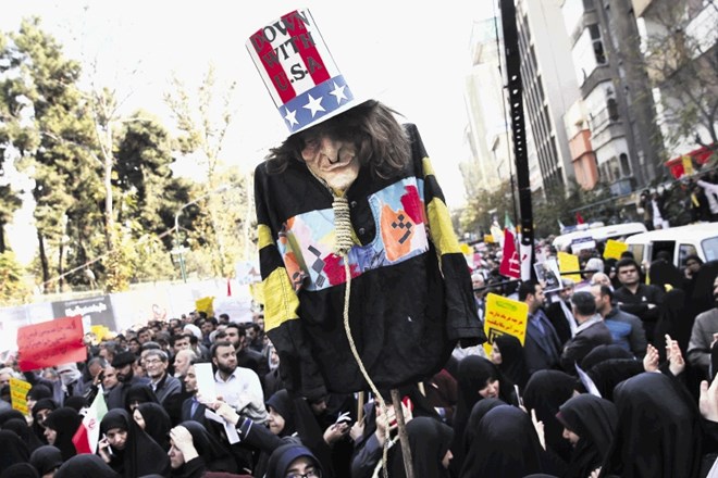 Več sto tisoč Irancev se je po navedbah državne tiskovne agencije zbralo na demonstracijah zaradi obnove ameriških sankcij, z...
