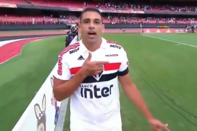 #video Brazilski nogometaš s politično gesto ob golu razburkal družbena omrežja