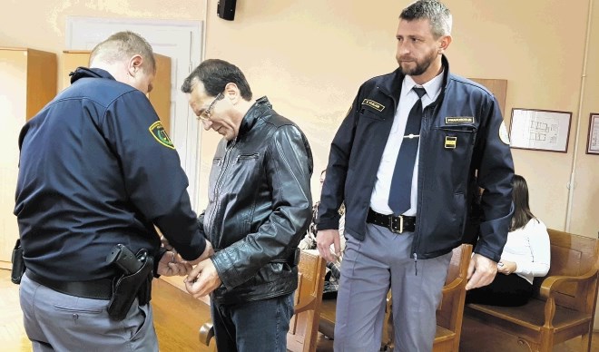 Janko Tomić je danes na ptujskem okrožnem sodišču zanikal očitana mu kazniva dejanja –  uboj in tri poskuse uboja.