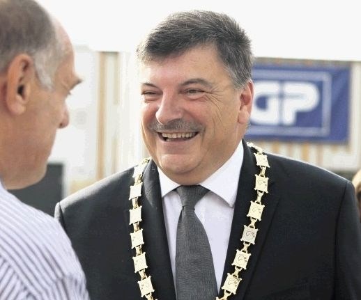 Naša javnomnenjska anketa kaže, da bo Peter Verlič še naprej župan občine Grosuplje.