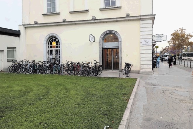 Del zelenice blizu glavne železniške postaje v Ljubljani bo preurejen v parkirišče za 80 koles.