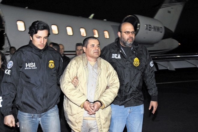 Fotografija El Chapa, ko so ga julija lani s posebnim letalom prepeljali v New York.