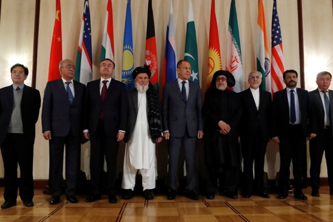 Skupinska slika predstavnikov na mirovnih pogovorih v Moskvi.
