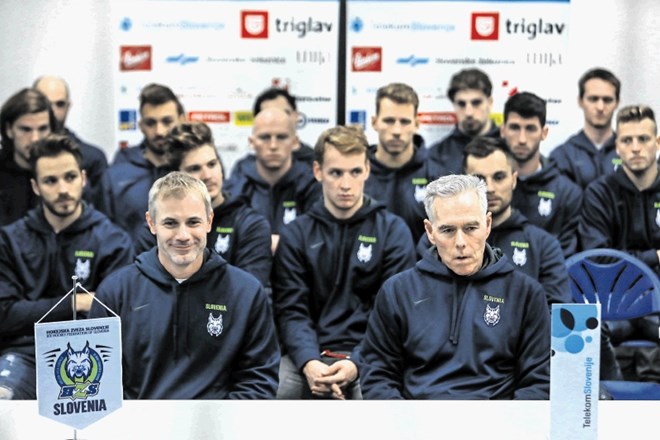 Pomlajena slovenska hokejska reprezentanca pod vodstvom novega selektorja Iva Jana (v prvi vrsti levo) je na turnirju v...
