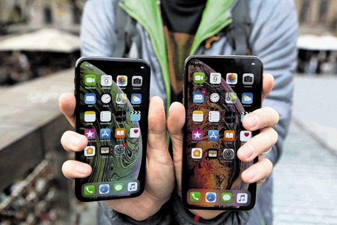 Pričeske na vrhu telefonov se očitno sramuje tudi Apple, saj jo je skril z uporabo črnega tovarniškega ozadja na zaslonih.