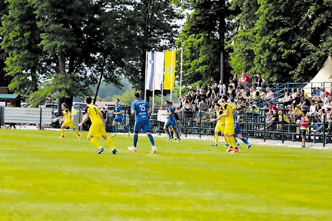 Nogometaši Radomelj (v rumenem) so se z zmago proti Dobu povzpeli na vrh drugoligaške lestvice.