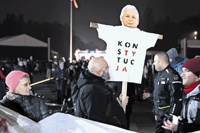 Med proslavljanjem stoletnice poljske neodvisnosti konec minulega tedna so protestniki z napisi »ustava« opozarjali oblasti...