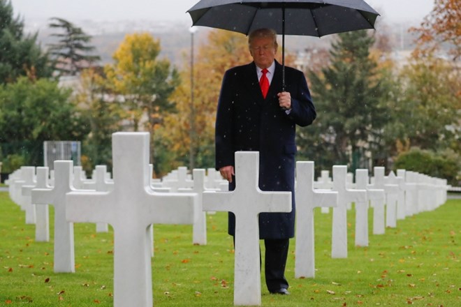 Po tem, ko je v soboto odpovedal obisk ameriškega pokopališča v Parizu, se je v nedeljo, prav tako v slabem vremenu, udeležil...