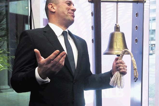 Ob deveti uri in deset minut je predsednik uprave NLB Blaž Brodnjak s simboličnim zvonjenjem naznanil začetek trgovanja z...