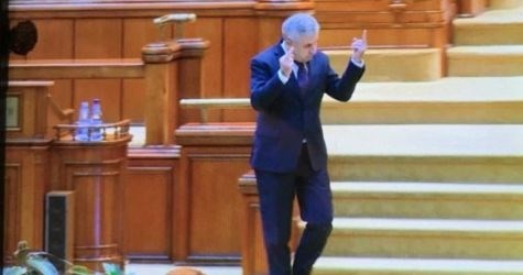 Podpredsednik romunskega parlamenta EU pokazal sredinec