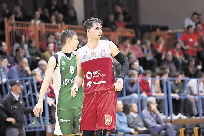 Davor Konjević (v rdečem) je za zmago Šentjurja proti Krki dosegel 23 točk, 13 skokov in sedem asistenc.