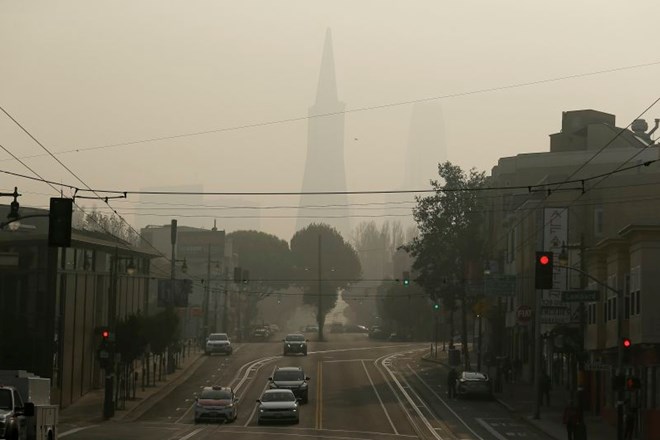 San Francisco se duši v dimu požarov v naravi