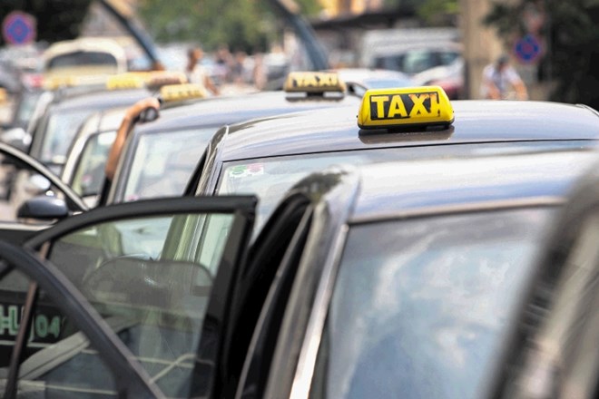 Med vozniki taksijev je bolj kot delo na črno  razširjeno nezakonito zaposlovanje za krajši delovni čas.