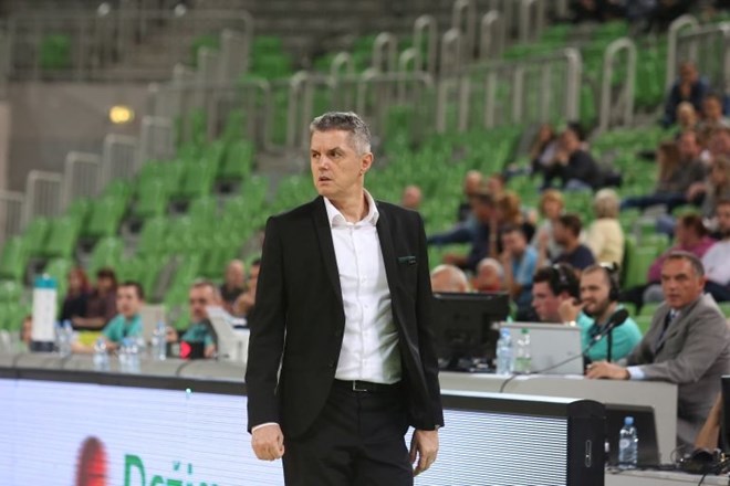 Zoran Martić predaja košarkarsko žogo malo znanemu srbskemu nasledniku Aleksandru Nikitoviću.