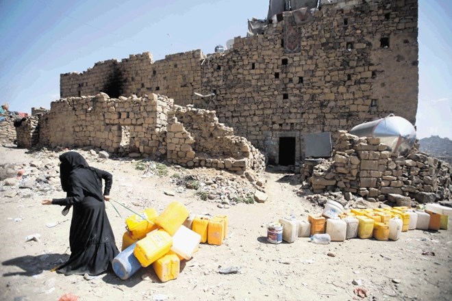 Za razseljene v Jemnu je v začasnih zatočiščih velik problem tudi oskrba z vodo.