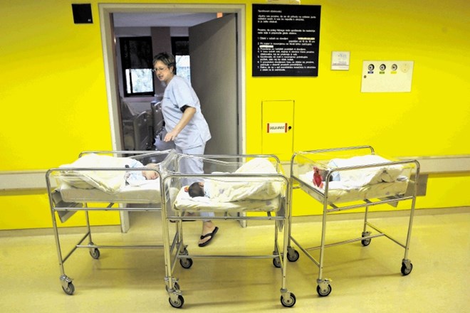 Standarda, ki pri porodu predvideva eno babico na eno žensko, v bolnišnicah zaradi pomanjkanja zaposlenih ne morejo vedno...