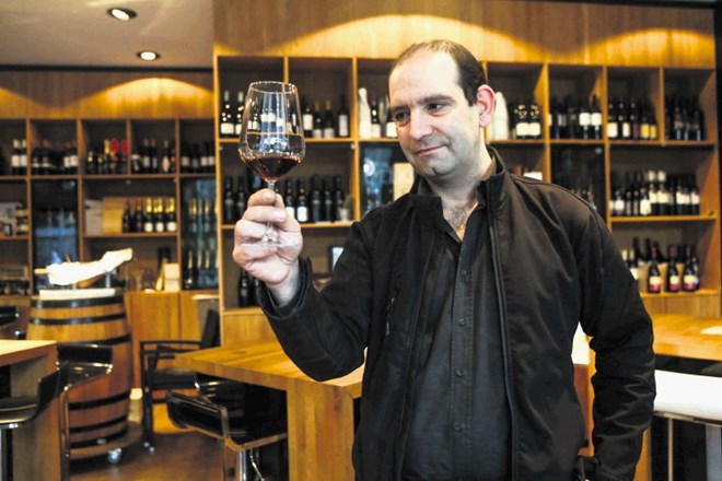 Gregor Cvetrežnik:   V Trstu je  kozarec  vina  istega vinarja od dva  do  dva evra in pol dražji  kot na primer pri nas.