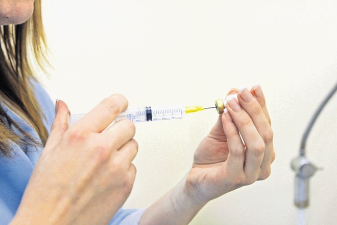 Težave s cepljenjem imajo zlasti občani, katerih izbrani zdravniki cepljenja ne opravljajo (več).