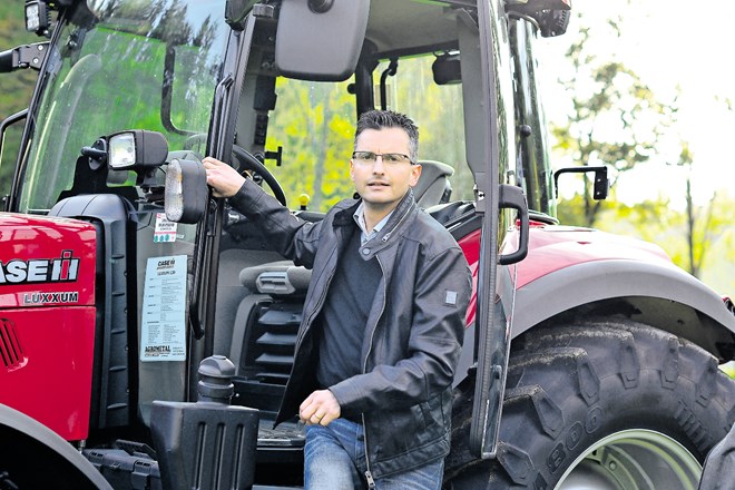 Marjan Šarec zna voziti traktor.