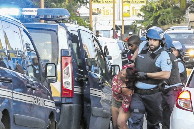 Protesti so segli celo do Indijskega oceana – policisti so aretirali protestnico proti naraščajočim cenam goriva, ki je...