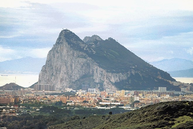 Pogled na Gibraltar, ki očitno ostaja še zadnje veliko nerešeno vprašanje pred jutrišnjim vrhom EU, ko naj bi podpisali...