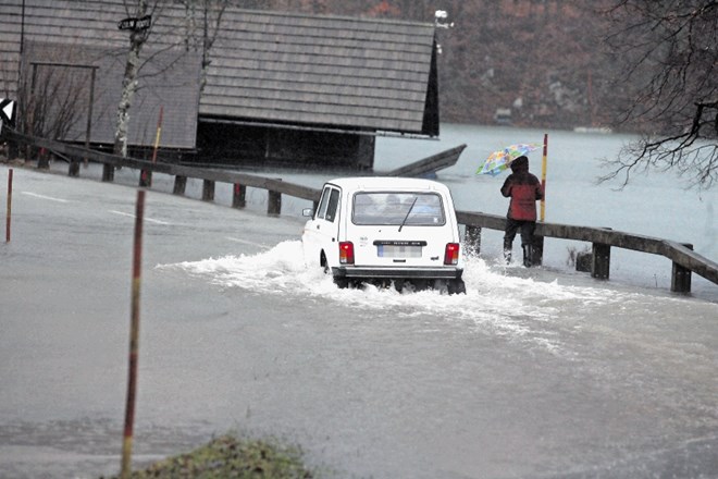 Poplave so največje tveganje, ki ga po pojasnilih Barbare Simonič z ministrstva za okolje in prostor Sloveniji prinašajo...