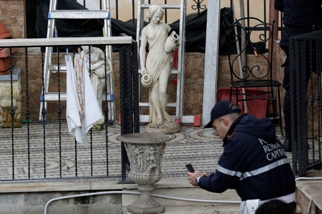 V zadnjem času v Italiji policisti veliko pozornosti namenjajo mafiji. Pred kratkim so v Rimu opravili hišne preiskave osmih...