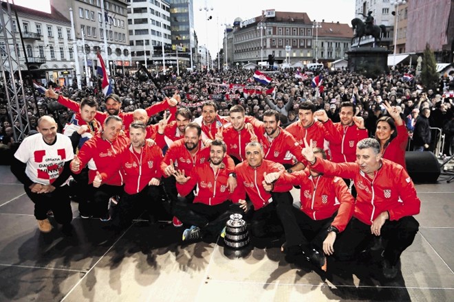 Hrvaško teniško reprezentanco so navijači pozdravili na Trgu bana Jelačića v Zagrebu.