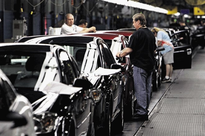 Proizvodnja avtomobilov v tovarni General Motors v Ohiu. Delavci se sprašujejo, kako dolgo bodo še imeli delo.